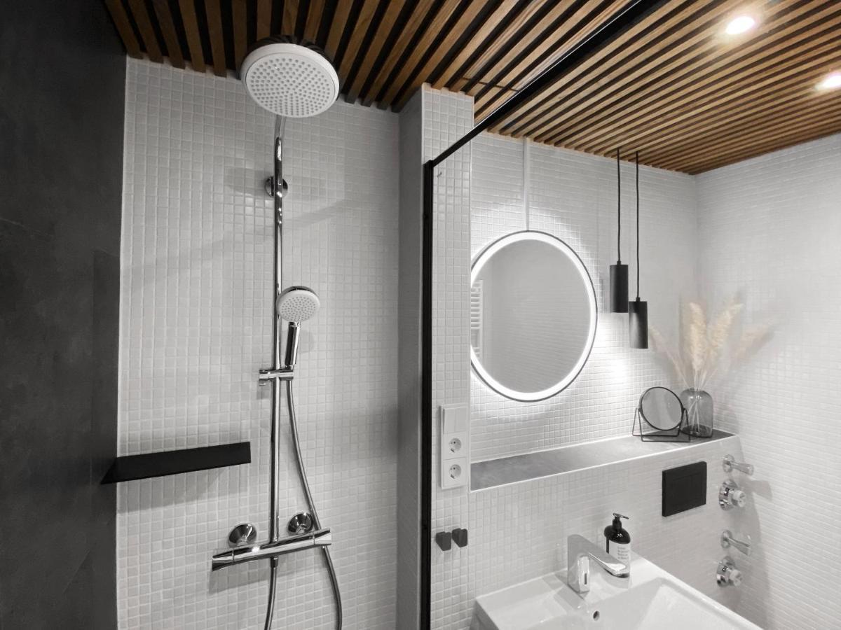 Zentrales Strandnahes Design-apartment Mit Balkon Und Parkplatz Apartment